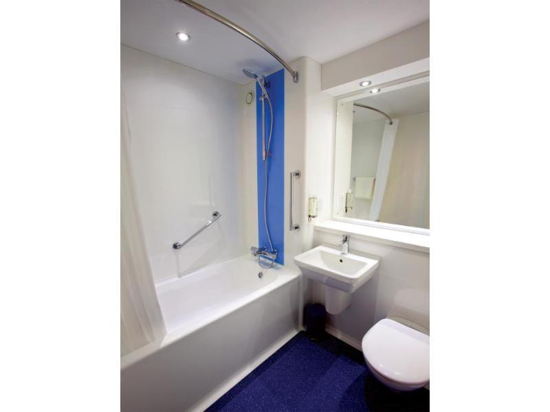 Travelodge Widnes Extérieur photo